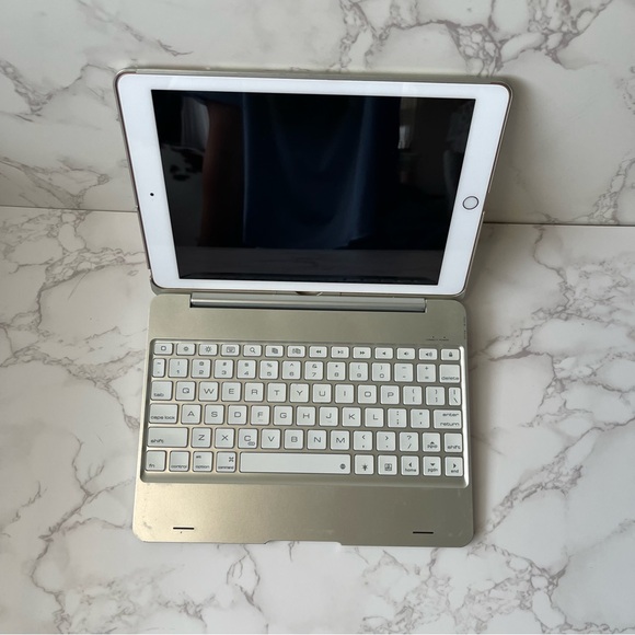 Apple iPad White/Rose Gold 32GB with Bluetooth Keyboard Case (silver/white) - Picture 8 of 14